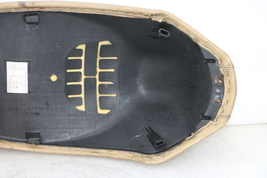 photo de SELLE PEUGEOT KISBEE 2T 50 (2010 - 2017) - Détails caractéristiques