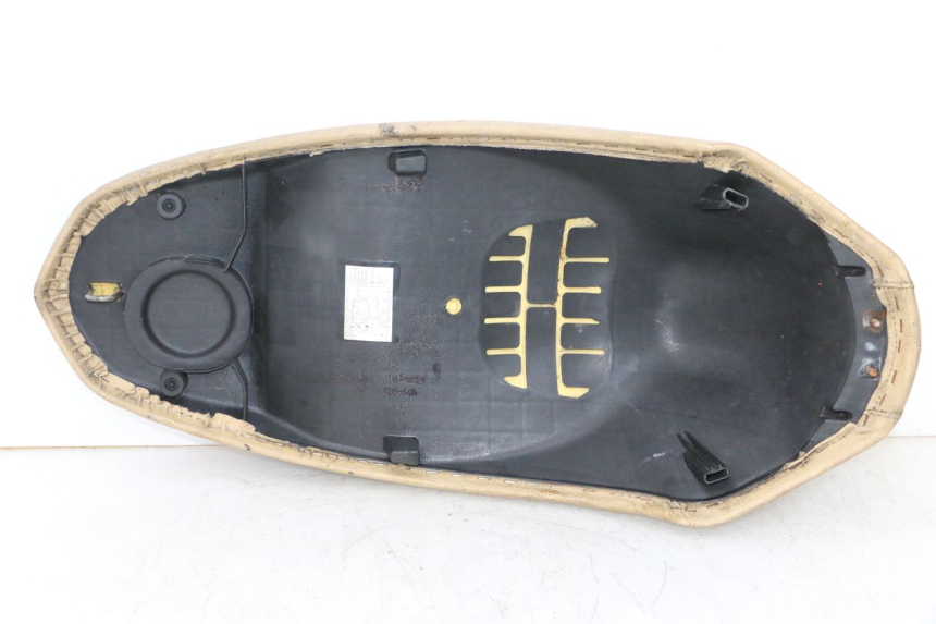 photo de SELLE PEUGEOT KISBEE 2T 50 (2010 - 2017) - Zoom composants