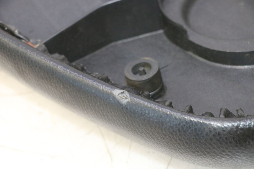 photo de SELLE PEUGEOT KISBEE 2T 50 (2010 - 2017) - État de surface