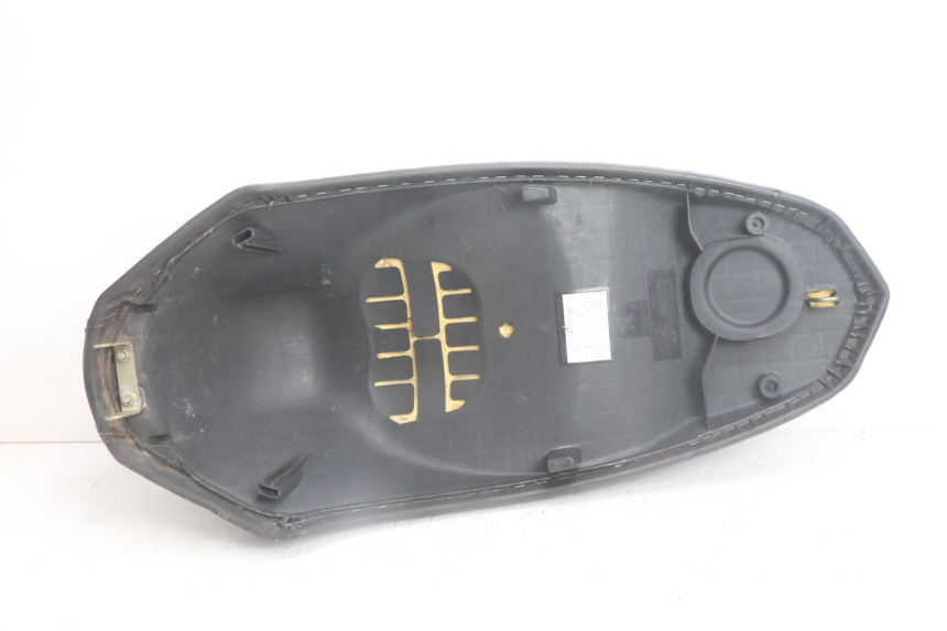 photo de SELLE PEUGEOT KISBEE 2T 50 (2010 - 2017) - Vue rapprochée