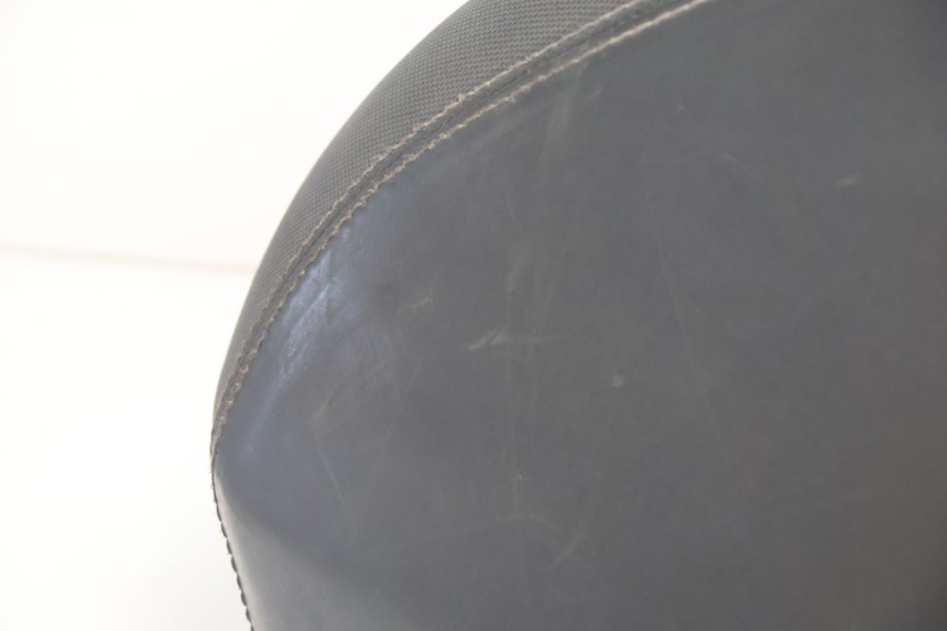 photo de SELLE PEUGEOT KISBEE 2T 50 (2010 - 2017) - État de surface