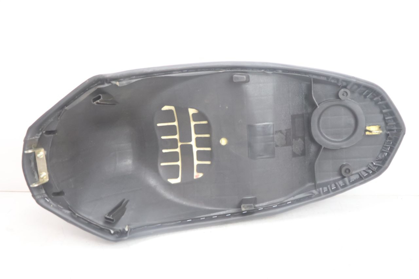 photo de SELLE PEUGEOT KISBEE 2T 50 (2010 - 2017) - Vue rapprochée