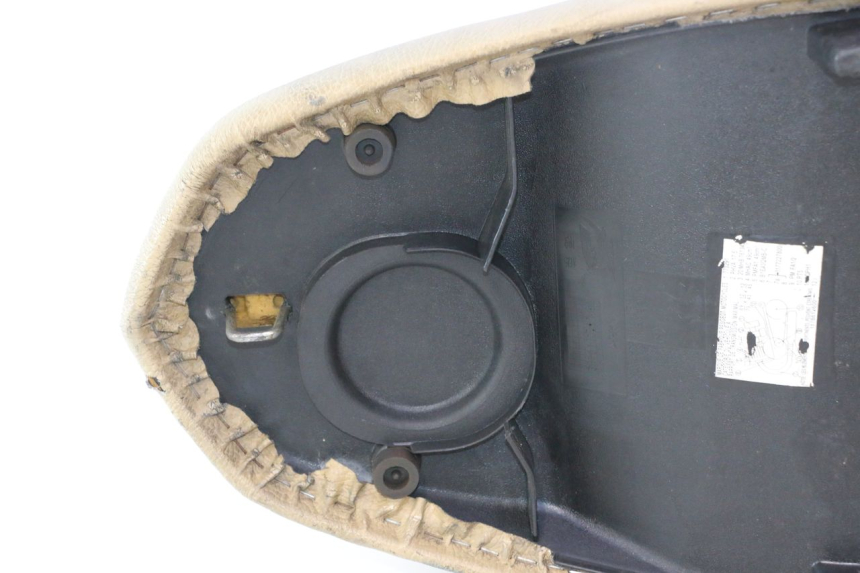 photo de SELLE PEUGEOT KISBEE 2T 50 (2010 - 2017) - Zoom état d’usage