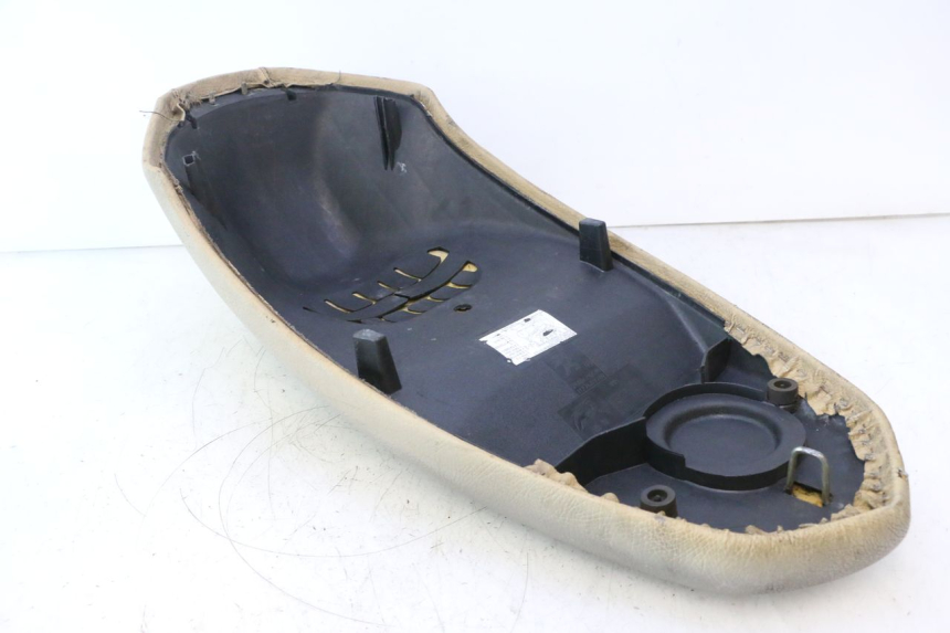 photo de SELLE PEUGEOT KISBEE 2T 50 (2010 - 2017) - État de surface