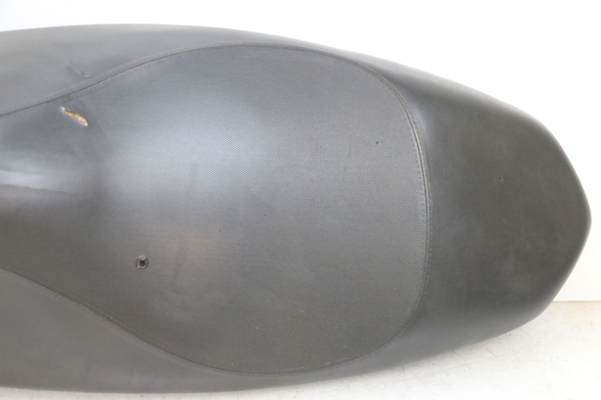 photo de SELLE PEUGEOT KISBEE 4T 50 (2018 - 2022) - Zoom qualité