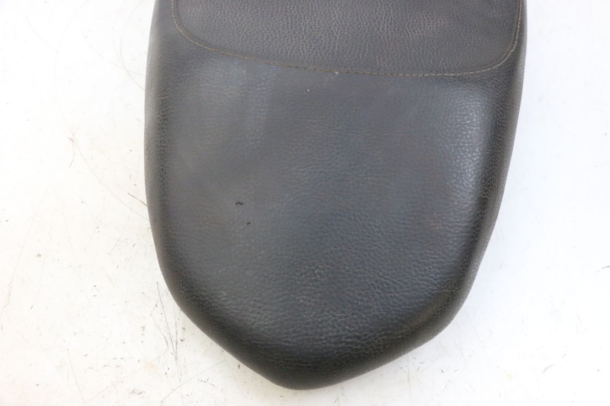 photo de SELLE PEUGEOT KISBEE 4T 50 (2010 - 2017) - Détail de la pièce