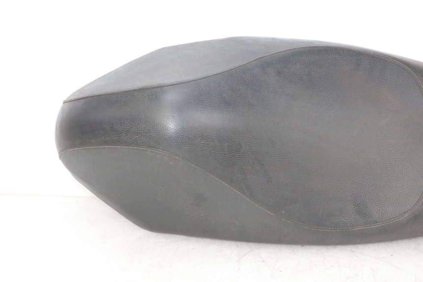 photo de SELLE PEUGEOT KISBEE 4T 50 (2010 - 2017) - Zoom qualité