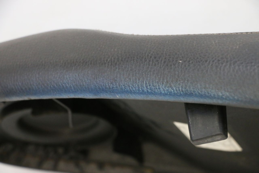 photo de SELLE PEUGEOT KISBEE 4T 50 (2010 - 2017) - Autre angle de vue