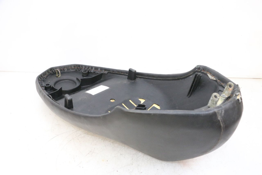 photo de SELLE PEUGEOT KISBEE 4T 50 (2010 - 2017) - Points de fixation