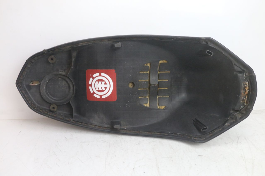 photo de SELLE PEUGEOT KISBEE 4T 50 (2018 - 2022) - État de surface