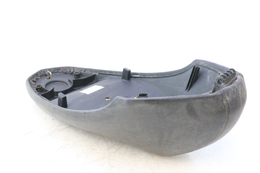photo de SELLE PEUGEOT KISBEE 4T 50 (2010 - 2017) - Détail de la pièce