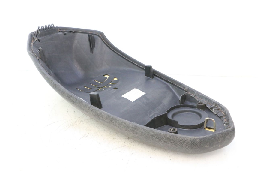 photo de SELLE PEUGEOT KISBEE 4T 50 (2010 - 2017) - Autre angle de vue