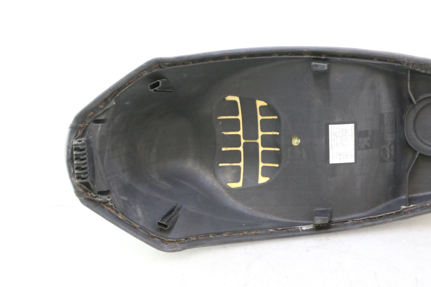 photo de SELLE PEUGEOT KISBEE 4T 50 (2010 - 2017) - Vue d’ensemble