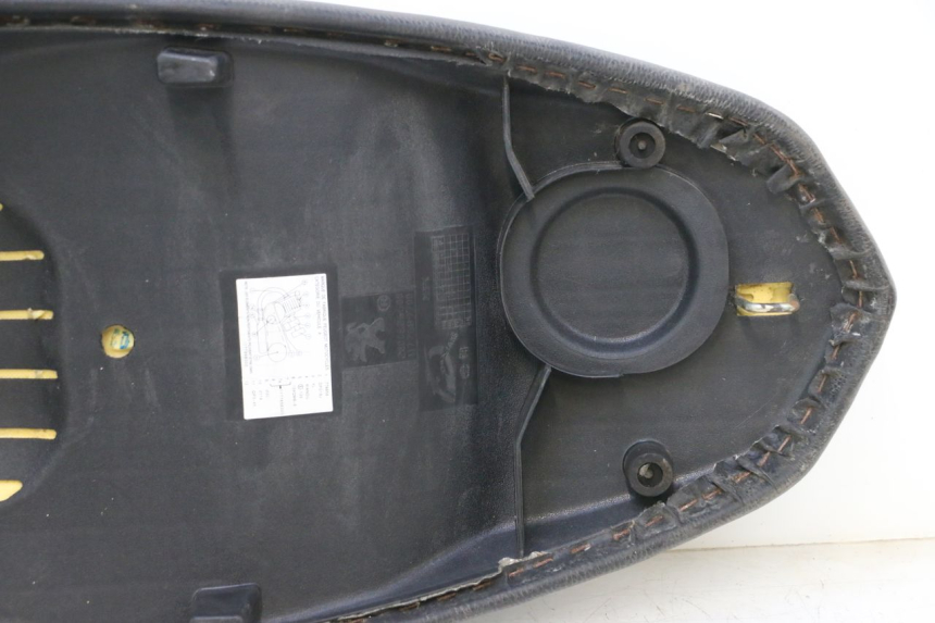 photo de SELLE PEUGEOT KISBEE 4T 50 (2010 - 2017) - État de surface