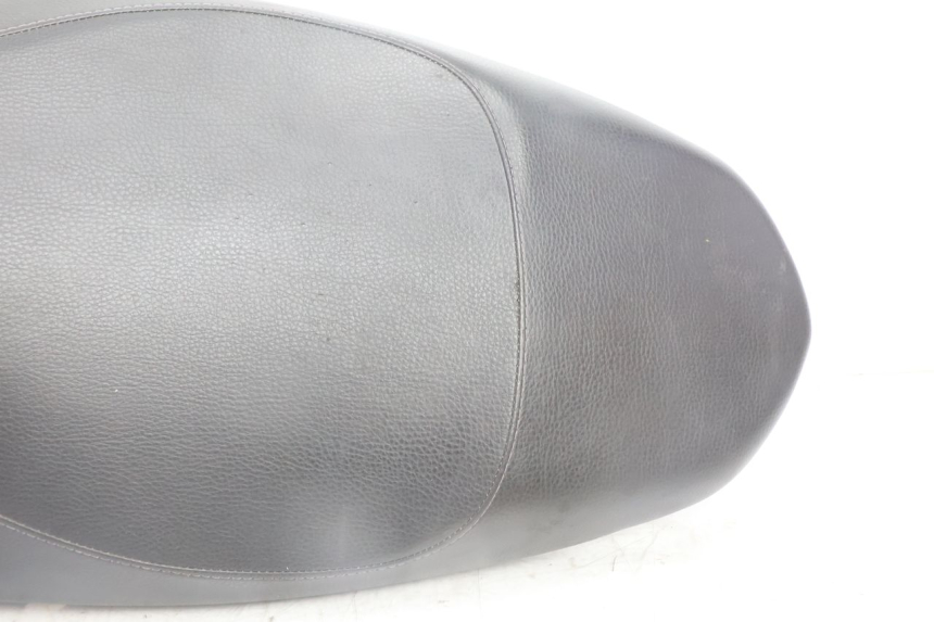 photo de SELLE PEUGEOT KISBEE 4T 50 (2010 - 2017) - Autre angle de vue