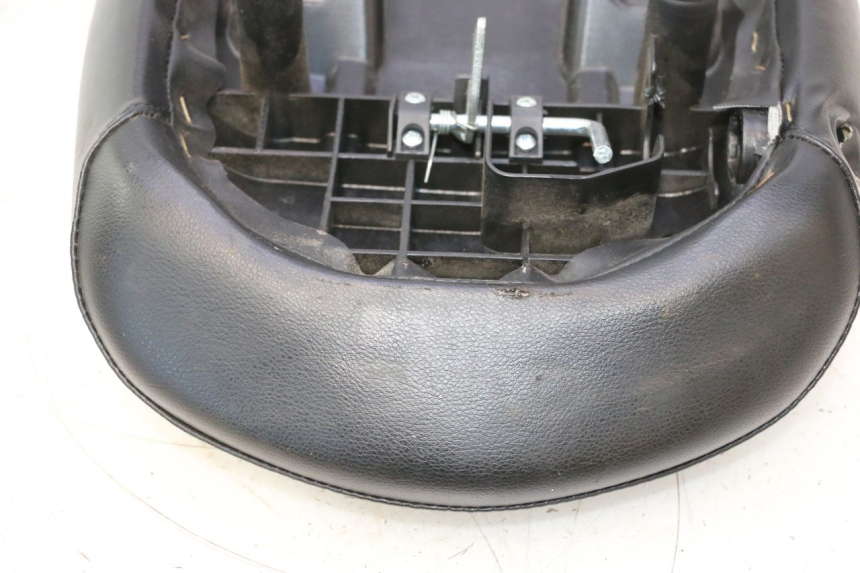 photo de SELLE PEUGEOT LUDIX 50 (2008 - 2017) - Gros plan technique
