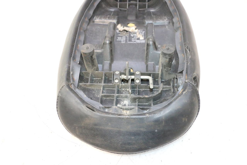photo de SELLE PEUGEOT LUDIX 50 (2005 - 2007) - Points de fixation