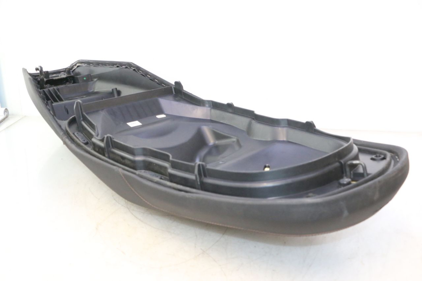 photo de SELLE PIAGGIO MP3 HPE 530 (2022 - 2026) - Gros plan technique
