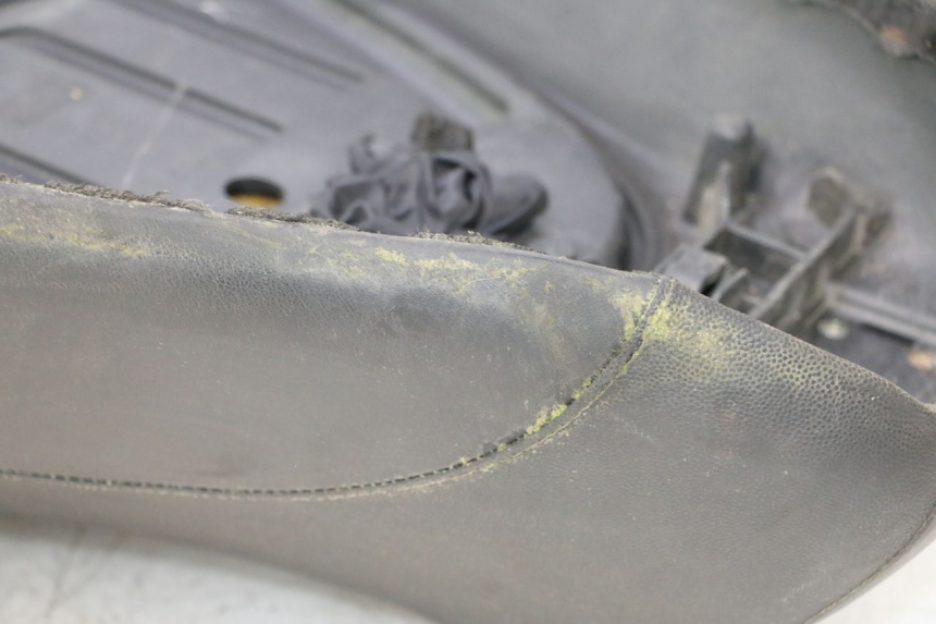 photo de SELLE PIAGGIO MP3 125 (2006 - 2014) - Marquages et références