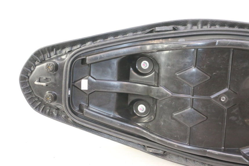 photo de SELLE HONDA PCX (JF28) 125 (2009 - 2011) - Marquages et références