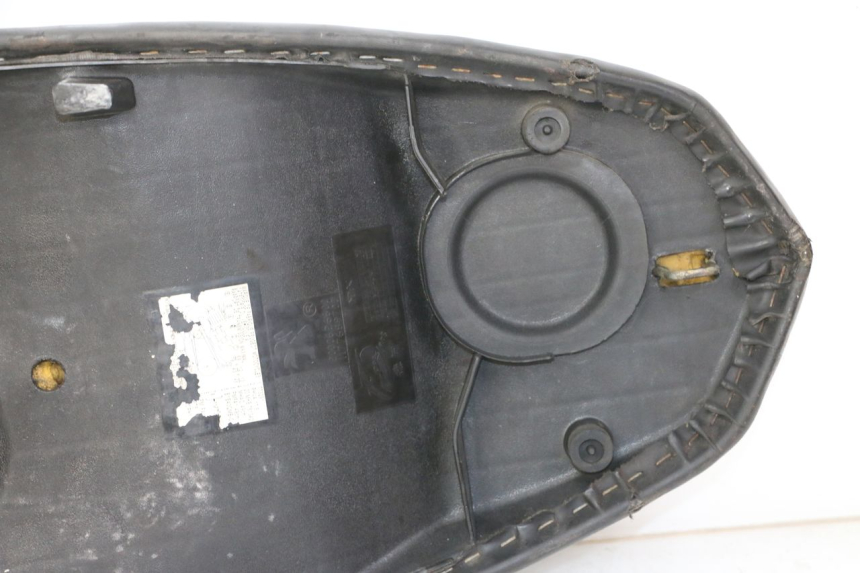 photo de SELLE PEUGEOT KISBEE 2T 50 (2010 - 2017)