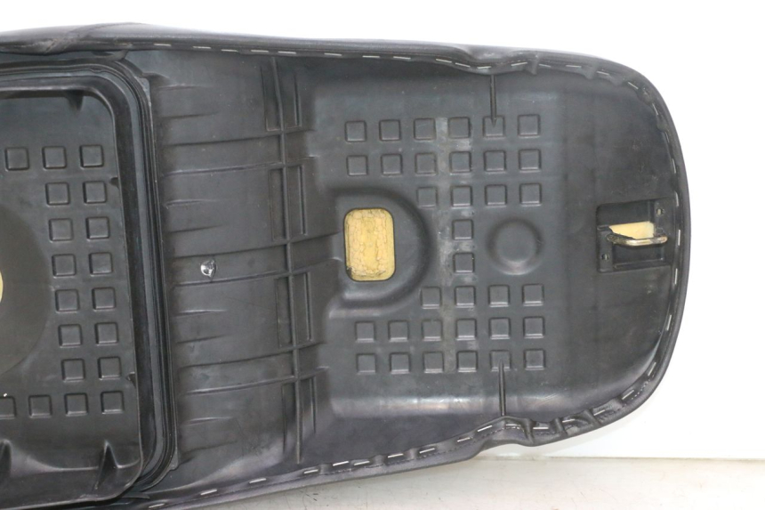photo de SELLE HONDA SH 125 (2001 - 2003) - Gros plan technique