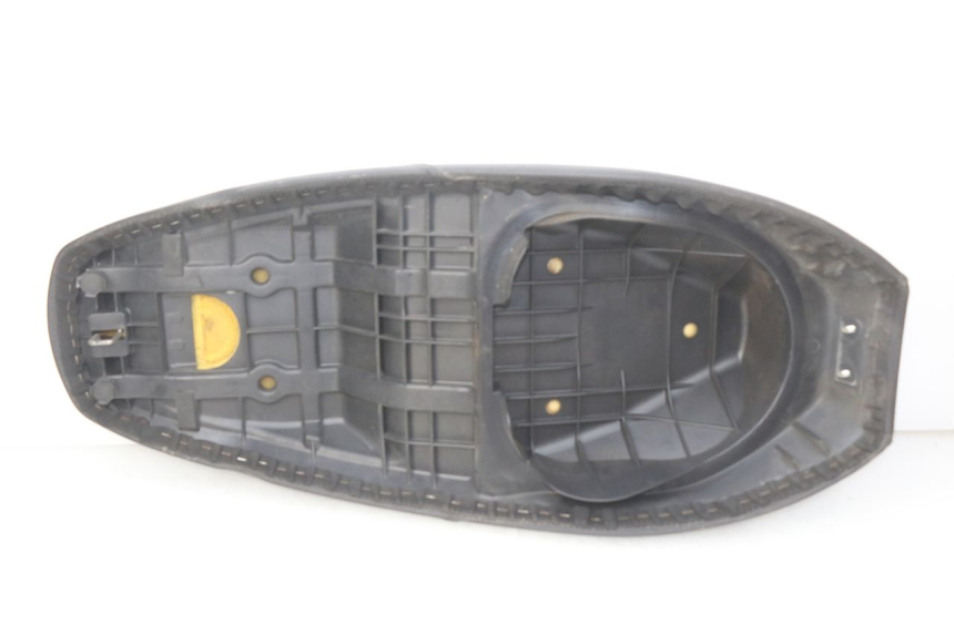 photo de SELLE SUZUKI SIXTEEN 125 (2008 - 2010) - Zoom composants