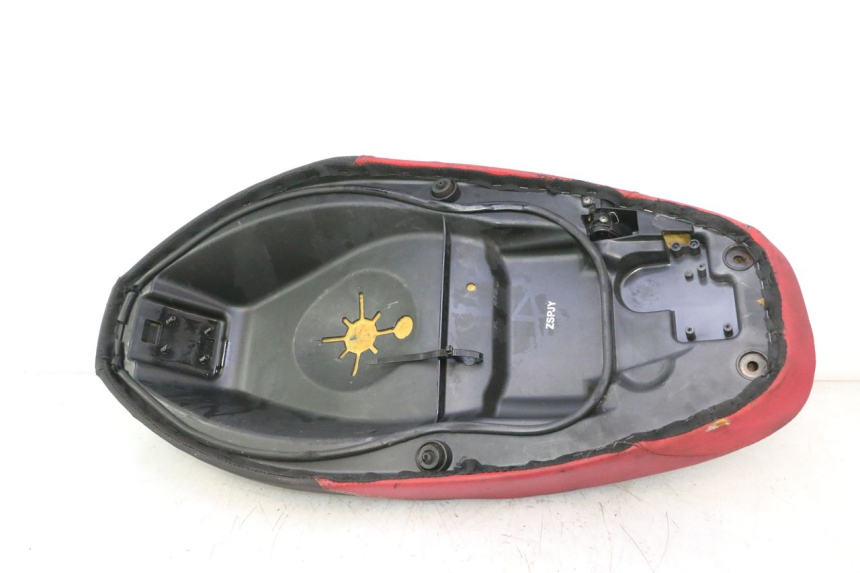 photo de SELLE APRILIA SR 2T 50 (2012 - 2017) - Marquages et références