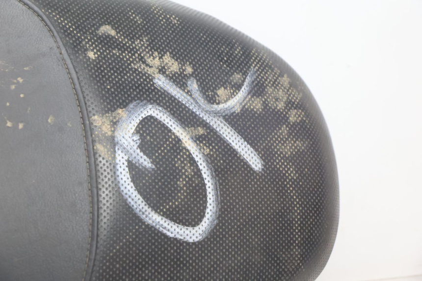 photo de SELLE PEUGEOT TREKKER TKR 50 (2005 - 2014) - Gros plan technique