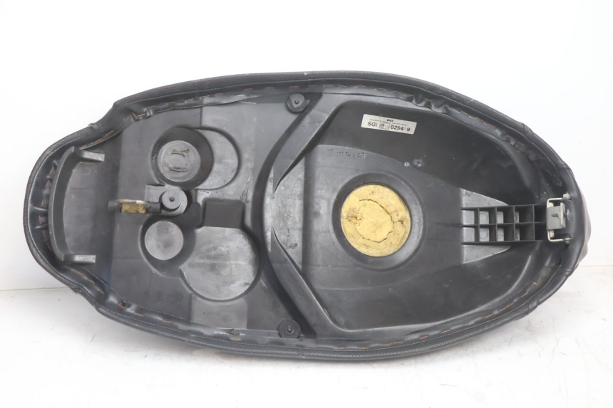 photo de SELLE PEUGEOT TREKKER TKR 50 (2005 - 2014) - Marquages et références