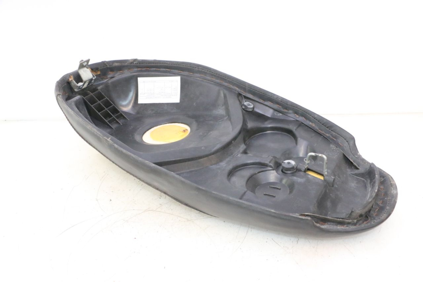 photo de SELLE PEUGEOT TREKKER 50 (1995 - 2004) - Gros plan technique