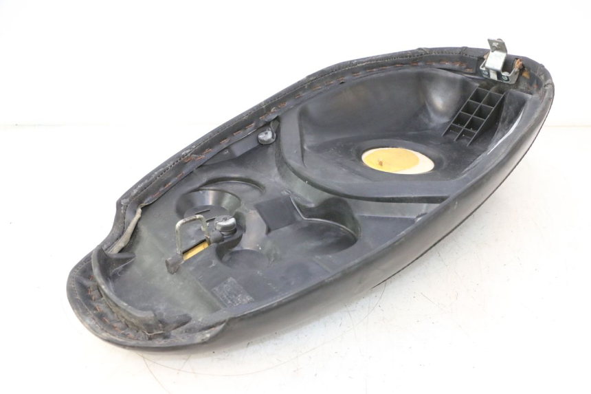 photo de SELLE PEUGEOT TREKKER 50 (1995 - 2004) - Points de fixation