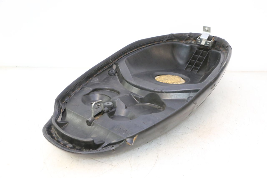 photo de SELLE PEUGEOT TREKKER 50 (1995 - 2004) - Photo complémentaire