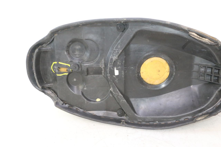 photo de SELLE PEUGEOT TREKKER 50 (1995 - 2004) - Détail de la pièce