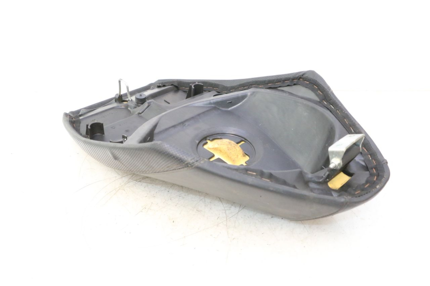 photo de SELLE PEUGEOT VIVACITY 50 (1998 - 2003) - Gros plan technique