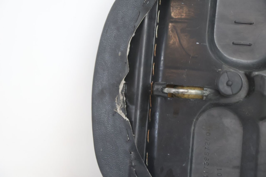photo de SELLE PEUGEOT VIVACITY 50 (2004 - 2009) - Marquages et références