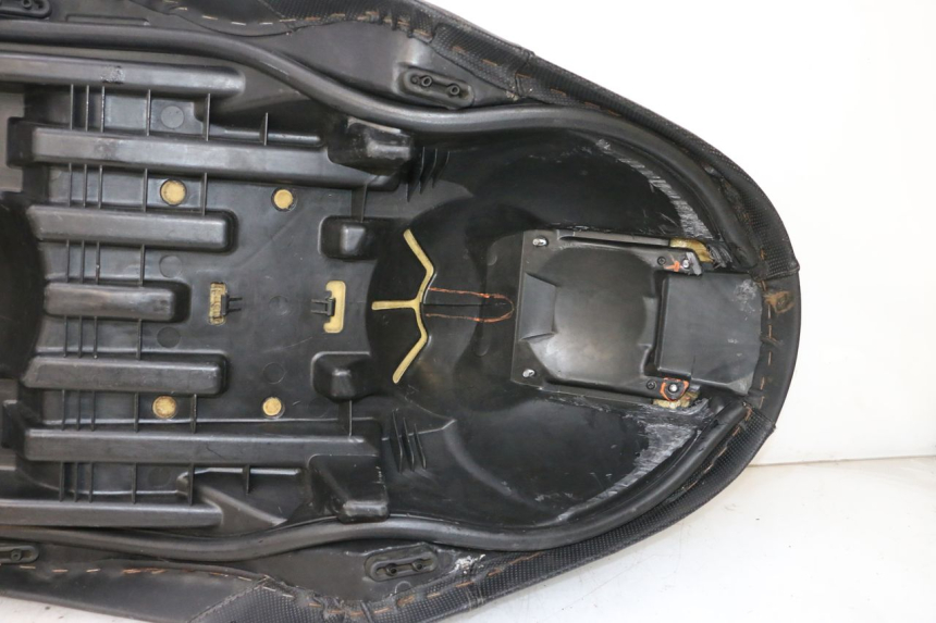 photo de SELLE YAMAHA XMAX X-MAX 125 (2006 - 2009) - Points de fixation