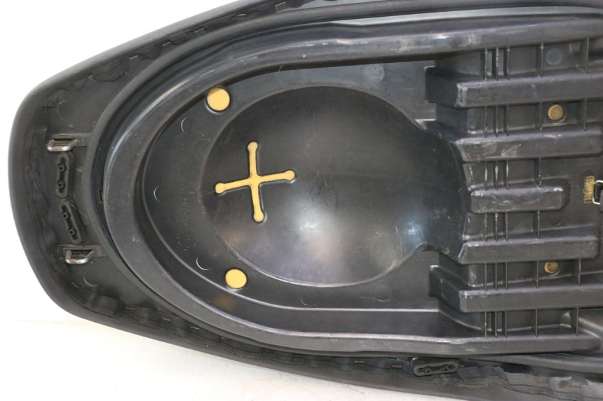 photo de SELLE YAMAHA XMAX X-MAX 125 (2006 - 2009) - Points de fixation