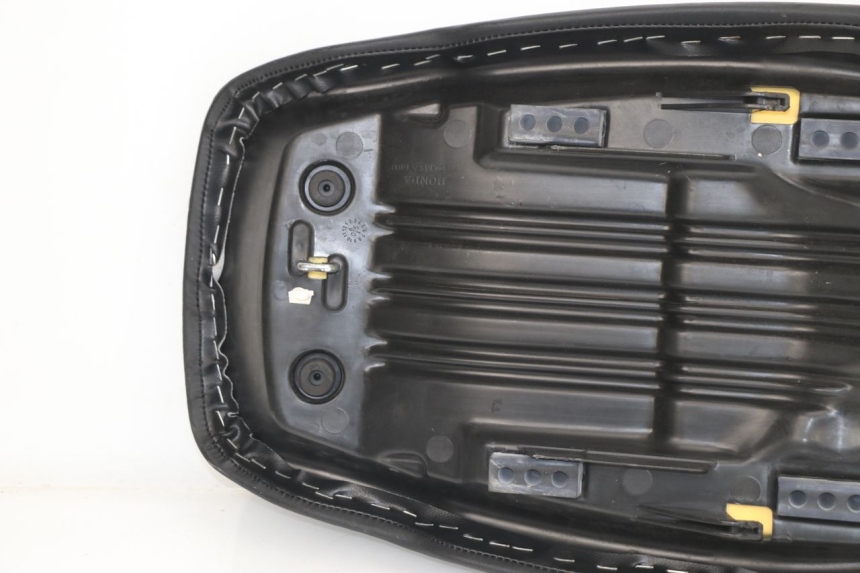 photo de SELLE HONDA XLV VARADERO 125 (2000 - 2006) - Gros plan technique