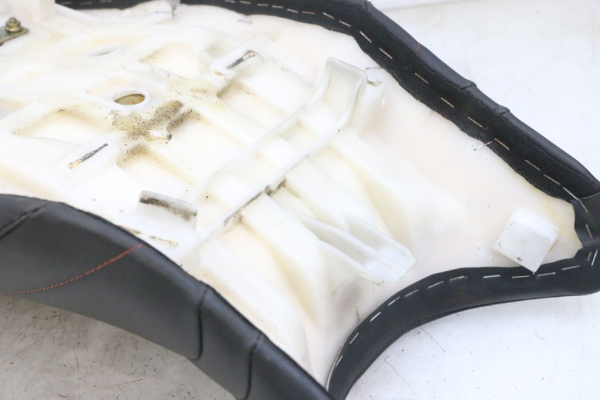 photo de SELLE KAWASAKI ZR 7 750 (1999 - 2001) - Autre angle de vue