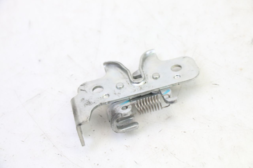 photo de SERRURE SELLE YAMAHA XMAX X-MAX 125 (2021 - 2025) - Autre angle de vue