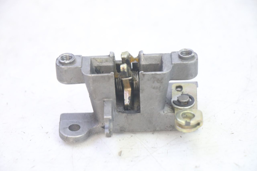 photo de SERRURE DE SELLE KYMCO AGILITY 4T 50 (2018 - 2022) - Zoom état d’usage