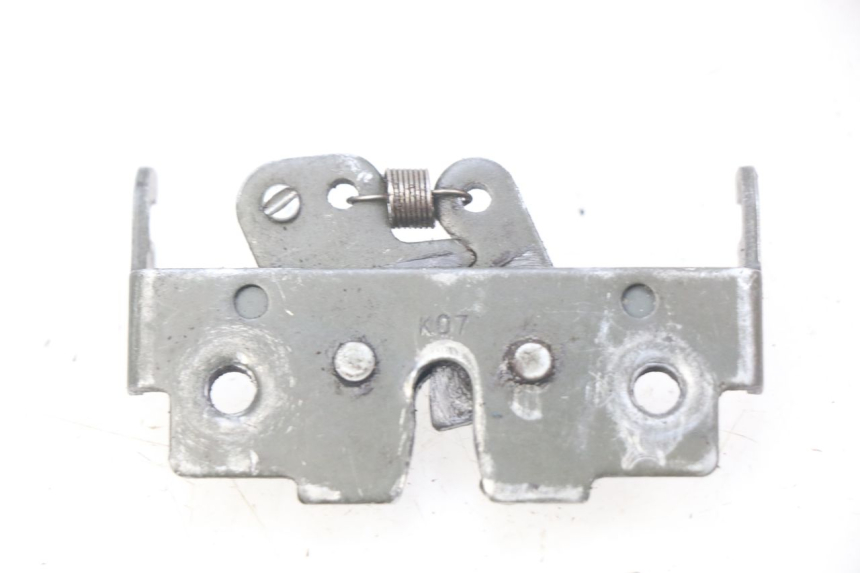 photo de SERRURE DE SELLE MBK BOOSTER SPIRIT NAKED 50 (2004 - 2017) - Zoom état d’usage