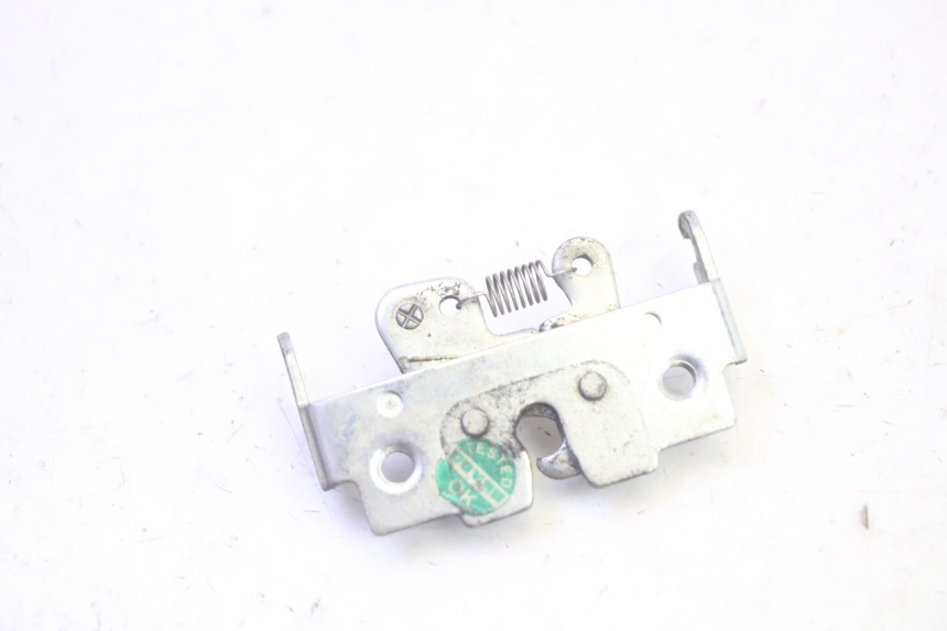 photo de SERRURE DE SELLE SUZUKI BURGMAN 125 (2007 - 2014) - Zoom état d’usage