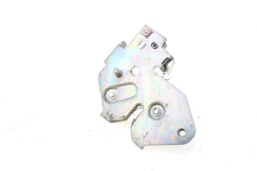 photo de SERRURE DE SELLE HONDA FJS SILVER WING SILVERWING 400 (2005 - 2008) - Gros plan technique
