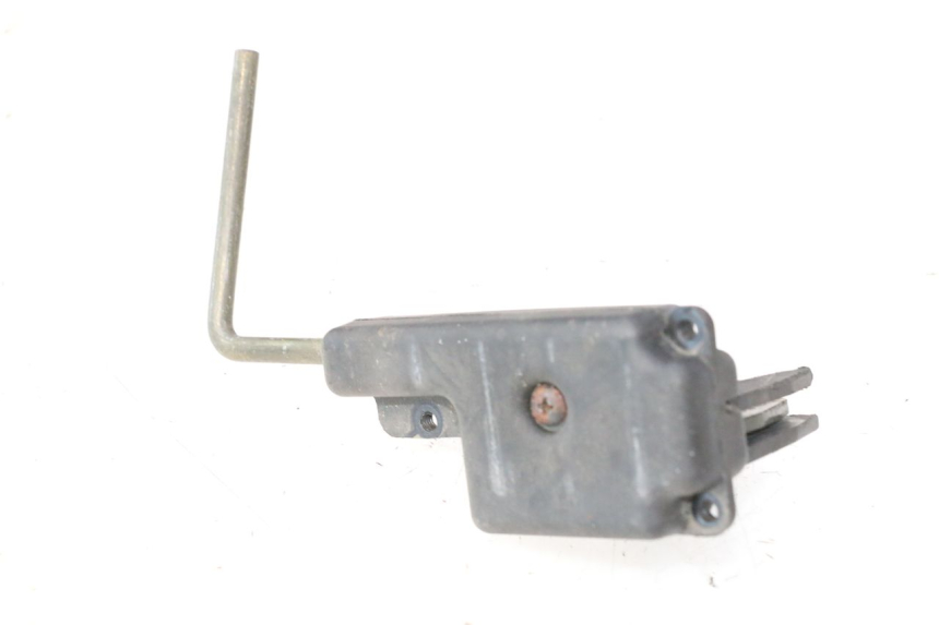 photo de SERRURE DE SELLE PIAGGIO FLY 2T 50 (2004 - 2017) - Zoom état d’usage