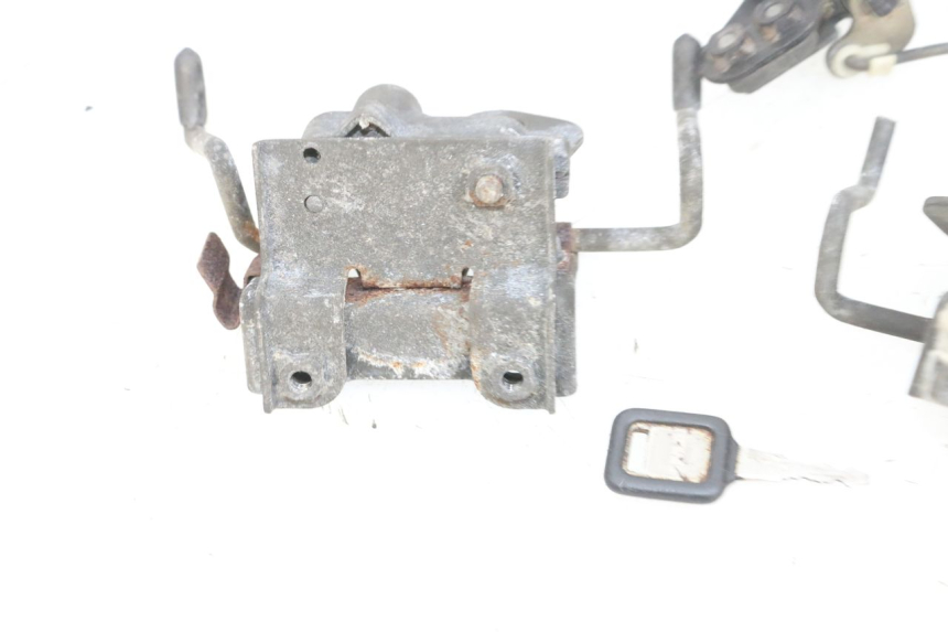 photo de SERRURE DE SELLE KAWASAKI GPX R WARBIRD 600 (1988 - 1993) - Zoom état d’usage