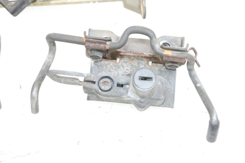 photo de SERRURE DE SELLE KAWASAKI GPX R WARBIRD 600 (1988 - 1993) - État de surface