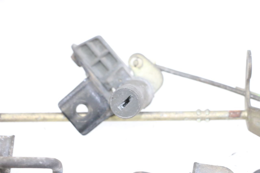 photo de SERRURE DE SELLE KAWASAKI GPX R WARBIRD 600 (1988 - 1993) - Marquages et références