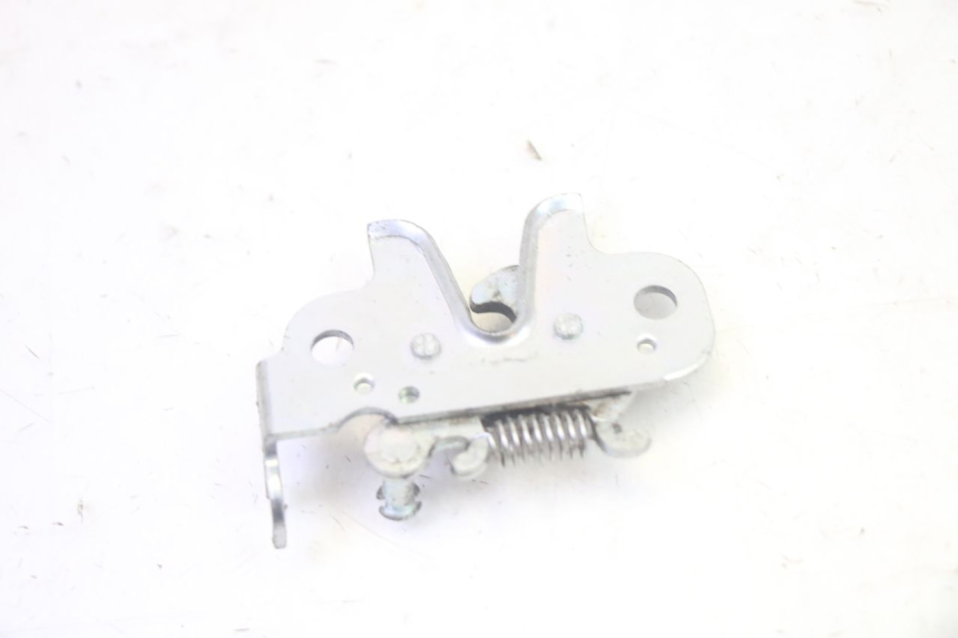 photo de SERRURE DE SELLE PEUGEOT KISBEE 4T 50 (2018 - 2022) - Autre angle de vue